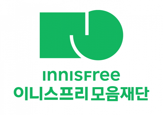 이니스프리 모음재단이 새로운 비전을 선포하고, 이를 반영한 CI를 공개했다. 출연기업 이니스프리의 영문 워드마크를 상단에 배치해 재단의 공익 활동이 브랜드의 자연 친화적 가치와 ESG 철학에 기반하고 있음을 상징적으로 담아냈다