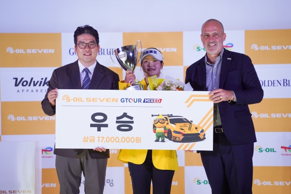 지난 5일(월) 대전 골프존조이마루에서 열린 ‘2026 S-OIL SEVEN GTOUR MIXED’ 6차 대회 시상식에서 (왼쪽부터)골프존 손장순 전무, 우승자 홍현지, 에쓰-오일토탈에너지스윤활유㈜ 올리비에 벨리옹 대표이사가 기념촬영을 하고 있다_골프존 제공